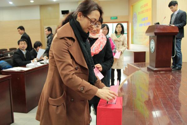 无记名投票选举新一届工会委员 薛佳鹏 摄影 无记名投票选举新一届工会委员 薛佳鹏 摄影