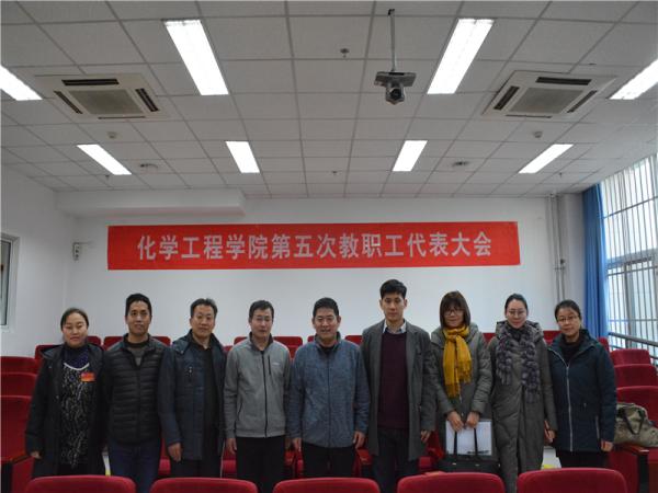 新一届工会委员合影 魏孟吉摄影 新一届工会委员合影 魏孟吉摄影