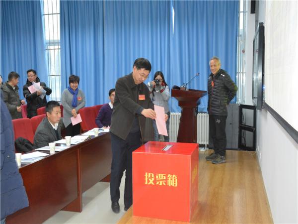 与会代表投票选举新一届工会委员 与会代表投票选举新一届工会委员