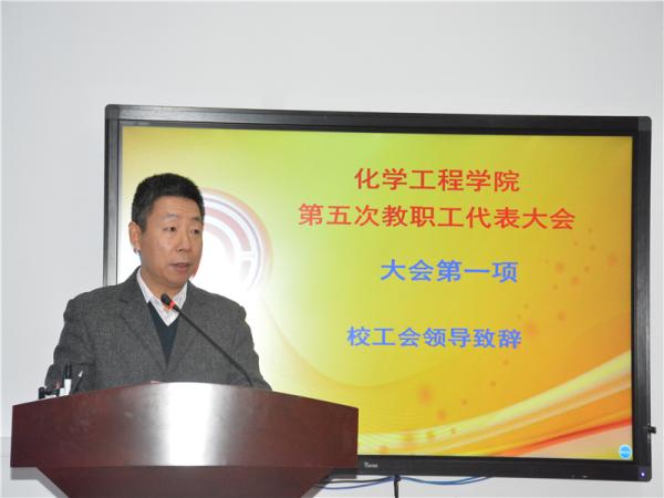 校工会副主席汤平如致开幕词 宋雨柔摄影 校工会副主席汤平如致开幕词 宋雨柔摄影