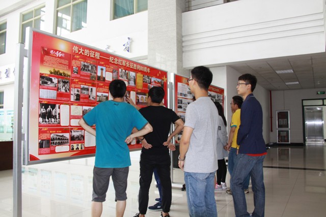 公司师生参观《伟大的征程》主题展板 摄影魏孟吉