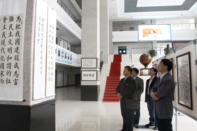 公司班子与督导组成员共同参观书法作品展 魏孟吉摄影 公司班子与督导组成员共同参观书法作品展 魏孟吉摄影