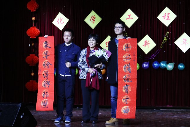 员工为山董事长献春联 李博一摄影 员工为山董事长献春联 李博一摄影