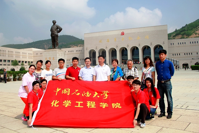 实践队在延安革命纪念馆前合影 赵明超摄影 实践队在延安革命纪念馆前合影 赵明超摄影