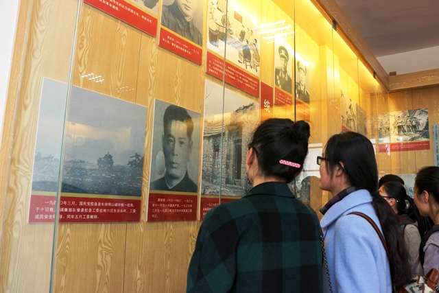 学习先烈英雄事迹 刘冰摄影 学习先烈英雄事迹 刘冰摄影