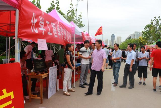 杨朝合经理在迎新现场 杨朝合经理在迎新现场