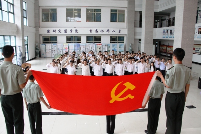 面向党旗庄严宣誓 孙运景摄影 面向党旗庄严宣誓 孙运景摄影