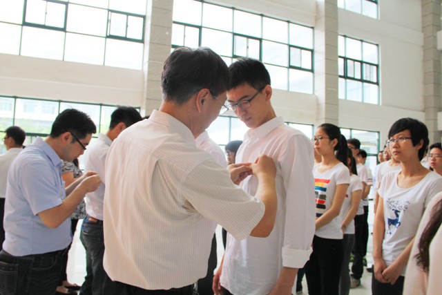 冯宝鹏书记为新党员佩戴党徽 魏孟吉摄影 冯宝鹏书记为新党员佩戴党徽 魏孟吉摄影