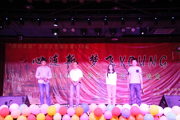 辅导员认真表演《三句半》朱子超摄 辅导员认真表演《三句半》朱子超摄