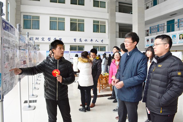 员工向评委介绍海报 魏孟吉摄影 员工向评委介绍海报 魏孟吉摄影