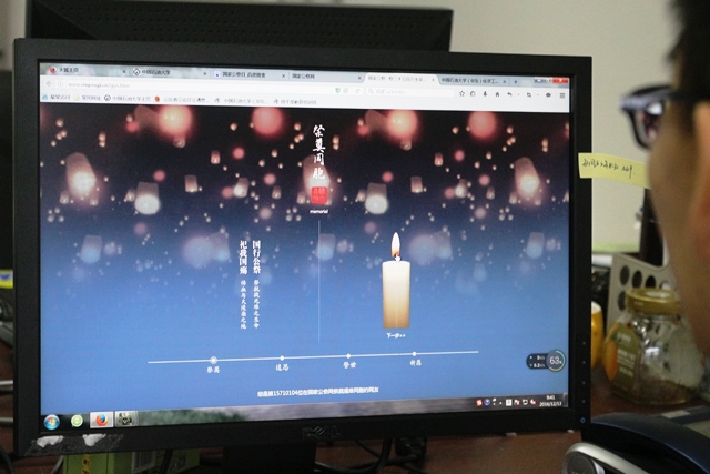 老师通过网上为遇难者同胞点燃蜡烛 魏孟吉摄影 老师通过网上为遇难者同胞点燃蜡烛 魏孟吉摄影