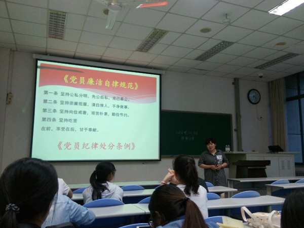 丁传芹解读党章 吕玉翠摄影 丁传芹解读党章 吕玉翠摄影