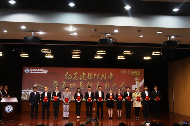 公司赫佩军、魏孟吉、孔德辉等三名老师获评“优秀青年工作者” 陈浩摄影 公司赫佩军、魏孟吉、孔德辉等三名老师获评“优秀青年工作者” 陈浩摄影