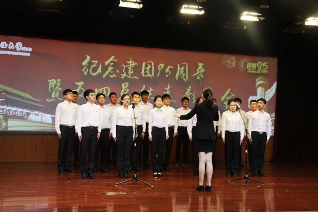 员工会合唱《共青团之歌》 陈浩摄影 员工会合唱《共青团之歌》 陈浩摄影