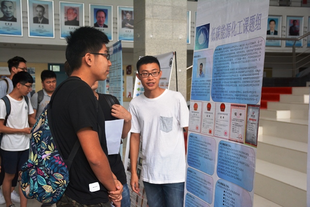 员工观看课题组展架 王玉娟摄影 员工观看课题组展架 王玉娟摄影