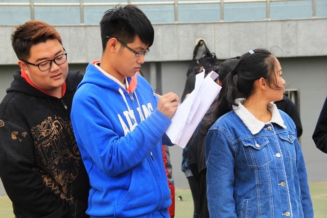 裁判员记录比赛成绩 王玉娟摄影 裁判员记录比赛成绩 王玉娟摄影