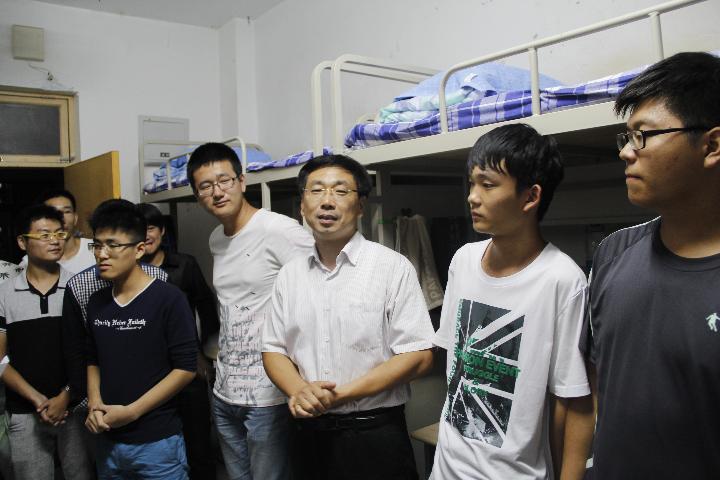 党委书记冯宝鹏看望新生 薛佳朋摄影 党委书记冯宝鹏看望新生 薛佳朋摄影