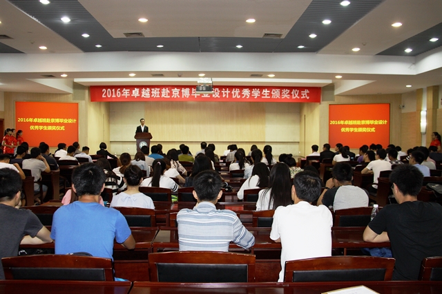 获奖员工祝伟康发言 赵明超摄影 获奖员工祝伟康发言 赵明超摄影