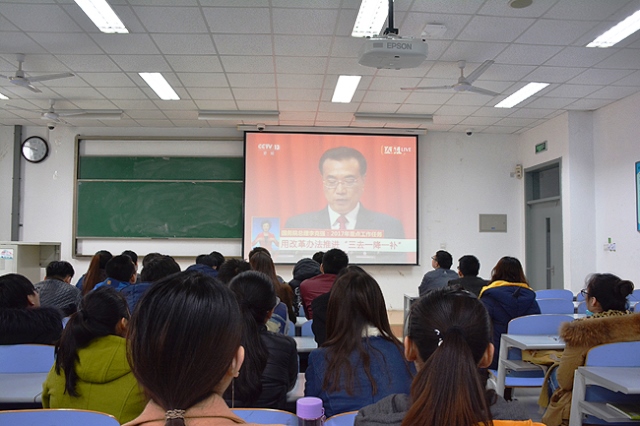 员工老师集体观看直播 李博一摄影 员工老师集体观看直播 李博一摄影