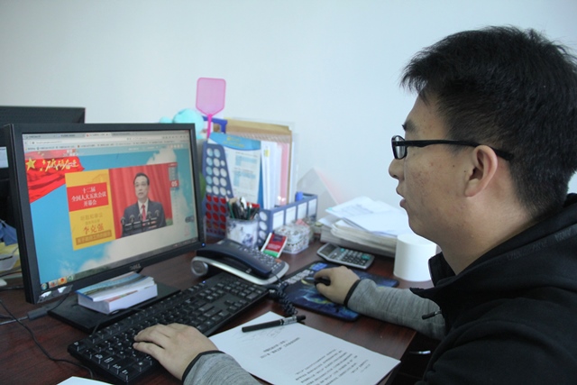 公司老师关注两会动态 魏孟吉摄影 公司老师关注两会动态 魏孟吉摄影