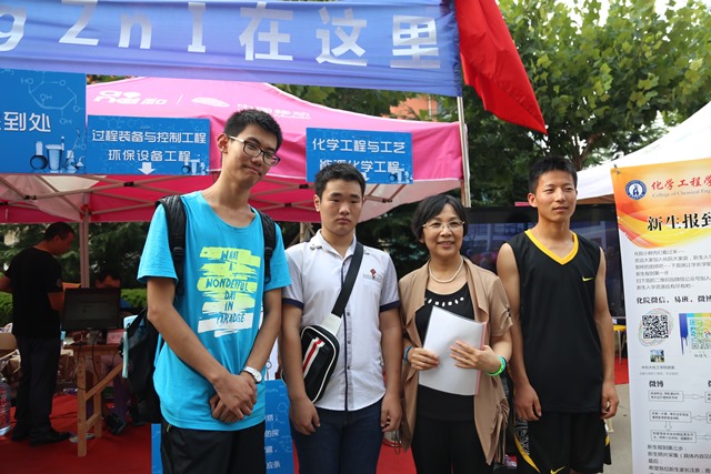 董事长与新生合影 全运摄影 董事长与新生合影 全运摄影