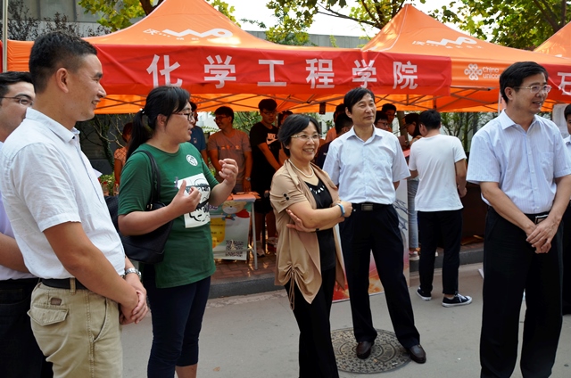 校领导一行看望公司研究生迎新 刘鑫鑫摄影 校领导一行看望公司研究生迎新 刘鑫鑫摄影