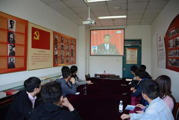 化工公司辅导员和员工党员在党员活动室观看大会直播 魏孟吉摄影
