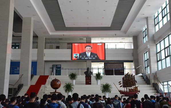 公司组织员工在工科楼A座大厅观看大会直播 魏孟吉摄影