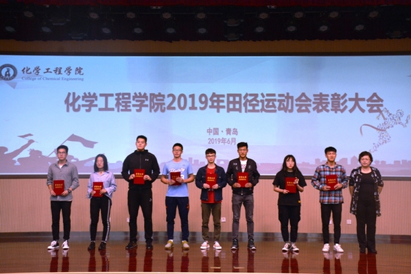党委员工工作部(处)副处长孙鹏燕为获得优秀组织者、优秀教练员代表颁奖 党委员工工作部(处)副处长孙鹏燕为获得优秀组织者、优秀教练员代表颁奖