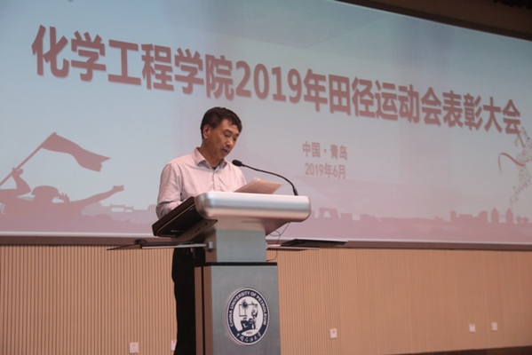 公司党委书记冯宝鹏宣读表彰决定 吕巧钰摄 公司党委书记冯宝鹏宣读表彰决定 吕巧钰摄