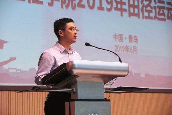 公司党委副书记王迅汇报体育工作 吕巧钰摄 公司党委副书记王迅汇报体育工作 吕巧钰摄