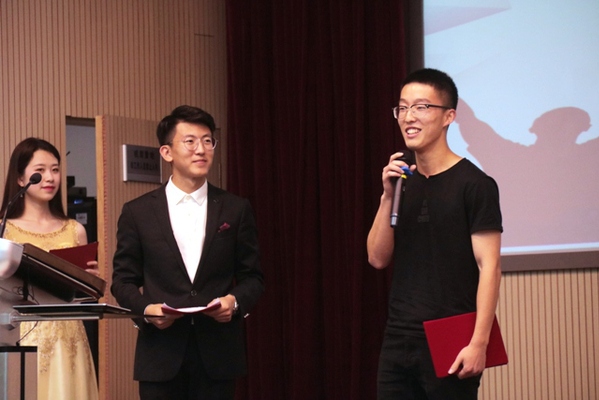 本科生葛毅凯代表优秀运动员发言 吕巧钰摄 本科生葛毅凯代表优秀运动员发言 吕巧钰摄