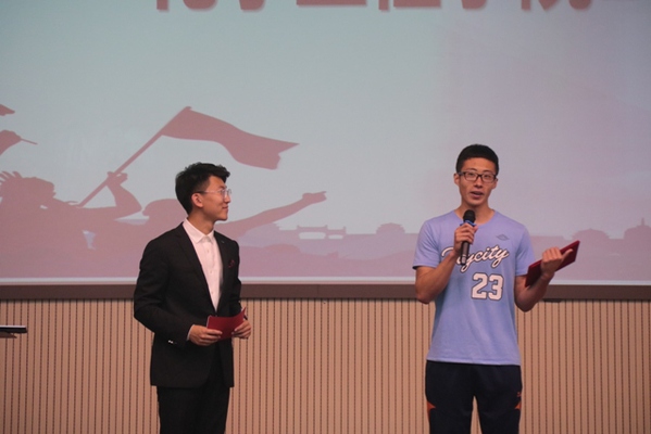 尹治杰代表优秀教练员发言 吕巧钰摄 尹治杰代表优秀教练员发言 吕巧钰摄