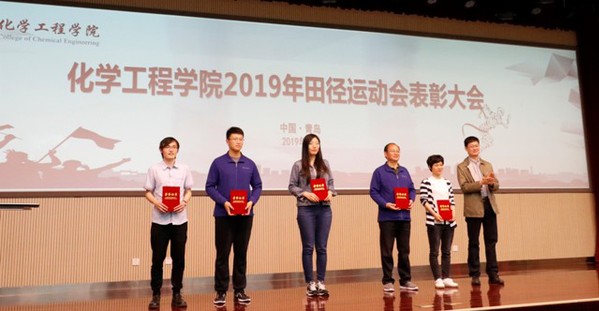 公司副经理刘东为获得体育道德风尚奖代表颁奖 魏孟吉摄 公司副经理刘东为获得体育道德风尚奖代表颁奖 魏孟吉摄