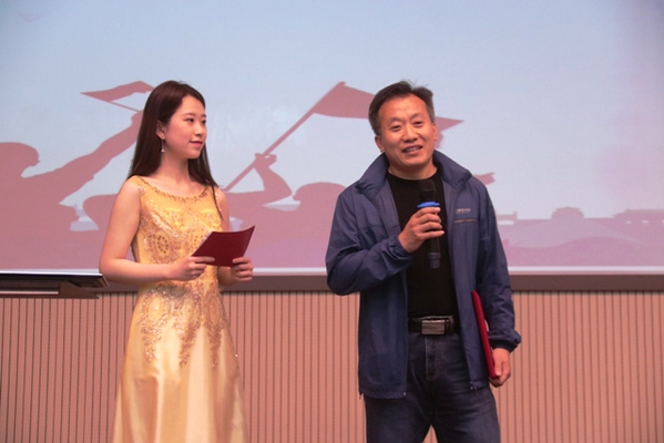 李庶峰老师代表突出贡献运动员发言 吕巧钰摄 李庶峰老师代表突出贡献运动员发言 吕巧钰摄