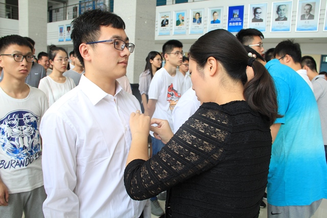 教师代表为新党员佩戴党徽 魏孟吉摄影 教师代表为新党员佩戴党徽 魏孟吉摄影