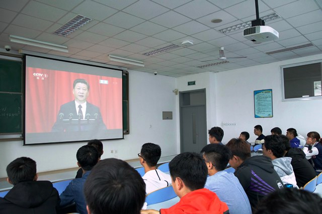 公司组织员工在教室观看大会直播 全运摄影