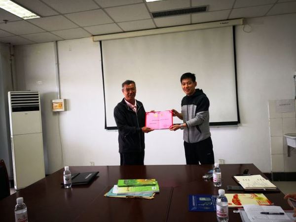 公司工会副主席徐光辉为盖老师颁发聘书 公司工会副主席徐光辉为盖老师颁发聘书