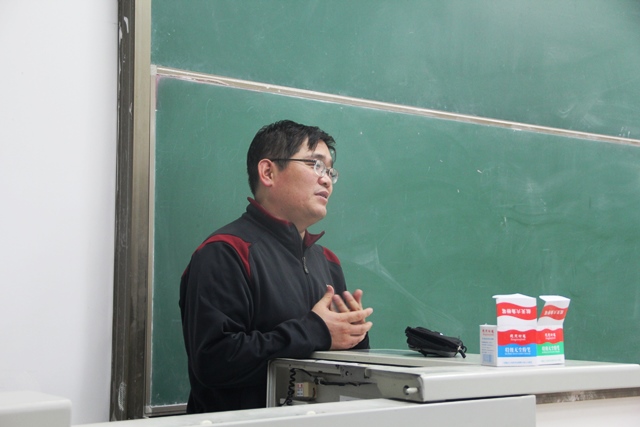 副经理王振波讲解就业形势 何志军摄影 副经理王振波讲解就业形势 何志军摄影