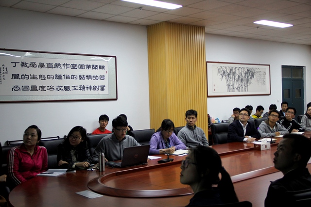 刘伟做运动会成绩分析 魏孟吉摄影 刘伟做运动会成绩分析 魏孟吉摄影