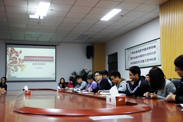 党委副书记王迅做动员 魏孟吉摄影 党委副书记王迅做动员 魏孟吉摄影