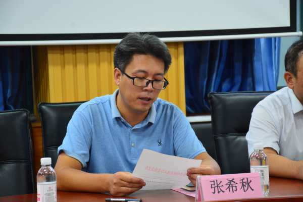 组织部副部长张希秋代表公司党委宣读任命文件 魏孟吉摄影