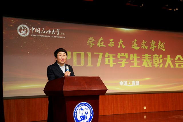 副董事长张玲玲宣读表彰文件 副董事长张玲玲宣读表彰文件