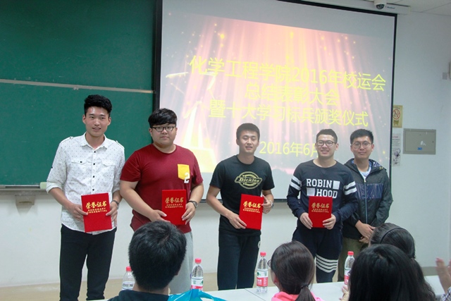 为教练员颁奖 王玉娟摄影 为教练员颁奖 王玉娟摄影