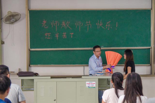 员工为石斌老师献花 员工为石斌老师献花