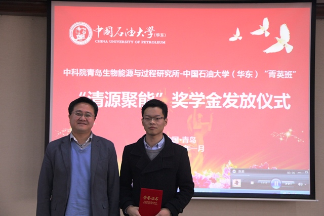吕雪峰副所长为一等奖员工颁奖 湛文健摄影 吕雪峰副所长为一等奖员工颁奖 湛文健摄影