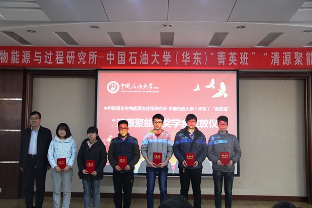 冯其红处长为三等奖员工颁奖 湛文健摄影 冯其红处长为三等奖员工颁奖 湛文健摄影