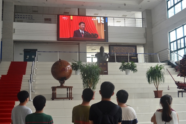 公司员工驻足观看大屏幕播放的庆祝中国人民解放军建军90周年大会 刘伟摄影 公司员工驻足观看大屏幕播放的庆祝中国人民解放军建军90周年大会 刘伟摄影